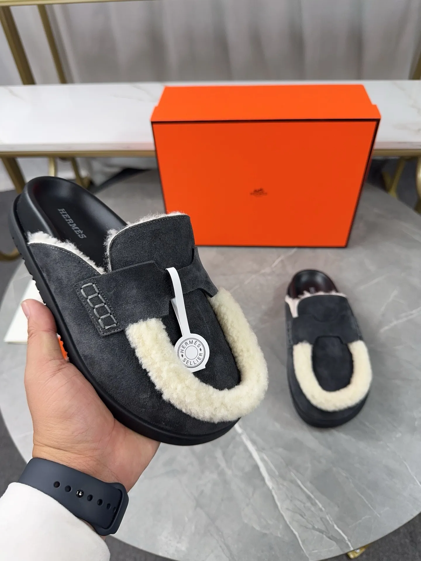 p460🐮🐮HERMES Birkenstock Mules🍬 Spring and summer really need versatile slippers. They have a casual and high-end feel, and the comfort is also great. The large toe design adds a playful feel, and the slip-on design is convenient and practical to wear. 🌷Upper: original high mercerized cow velvet 🌷Inner lining: wool 🌷Outsole: original TPU water platform + rubber film combination 🌷Number of sizes: women's size 35-40 (40-41 -42 is not returnable) men's size: 38-45 (45 is not returnable)